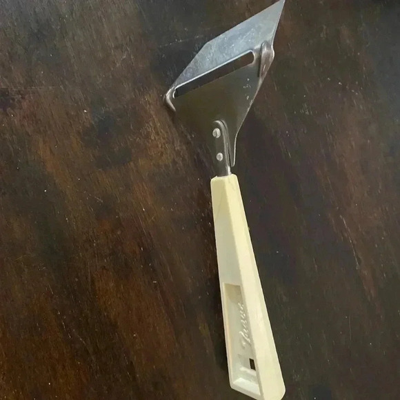 Vintage Travco Cheese Cutter Slicer‎ Plastic Handle White Flowers - Picture 3 of 9